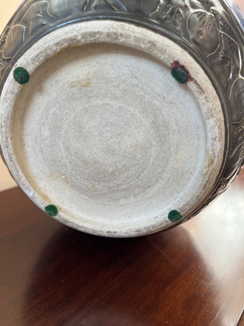 古玩陶瓷鐵銹釉開光青花山水花卉紋天球瓶真品鑒賞圖