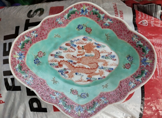 古玩陶瓷粉彩龍紋供盤真品鑒賞圖