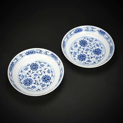 古玩陶瓷花卉紋青花盤真品鑒賞圖