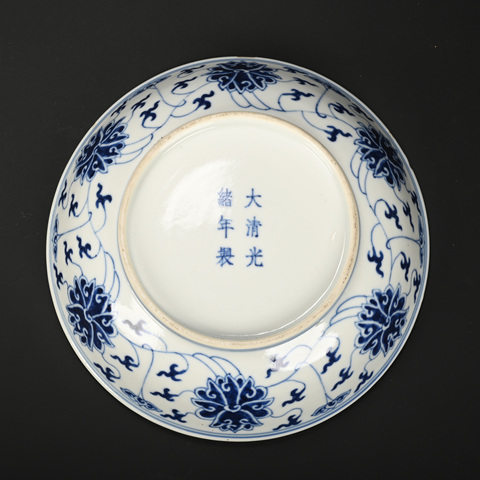 古玩陶瓷花卉紋青花盤真品鑒賞圖