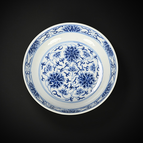 古玩陶瓷花卉紋青花盤真品鑒賞圖