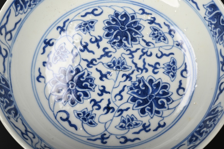 古玩陶瓷花卉紋青花盤真品鑒賞圖