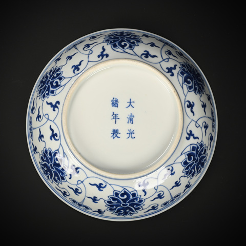 古玩陶瓷花卉紋青花盤真品鑒賞圖