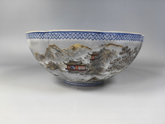 古玩陶瓷70.80年代粉彩風景山水人物紋蛋殼瓷花口碗真品鑒賞圖
