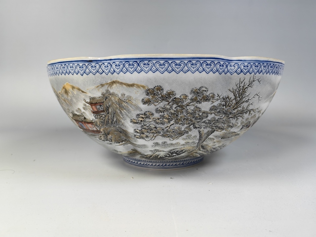 古玩陶瓷70.80年代粉彩風景山水人物紋蛋殼瓷花口碗真品鑒賞圖