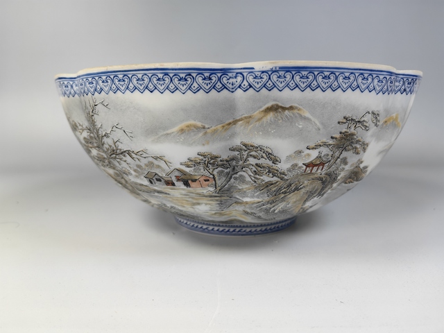 古玩陶瓷70.80年代粉彩風景山水人物紋蛋殼瓷花口碗真品鑒賞圖