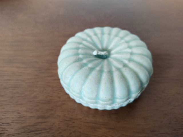 古玩陶瓷青白釉南瓜造型粉盒真品鑒賞圖