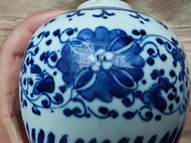 古玩陶瓷清乾隆青花纏枝花卉紋罐真品鑒賞圖