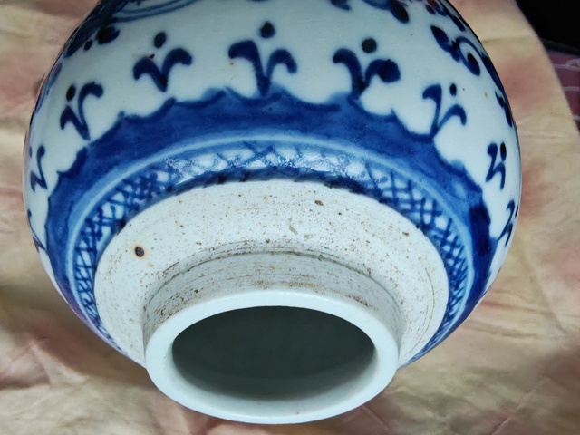 古玩陶瓷清乾隆青花纏枝花卉紋罐真品鑒賞圖