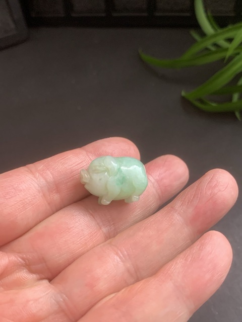 古玩玉器（國慶放漏）幾十年的翡翠雕生肖“豬形墜”拍賣，當前價格2200元