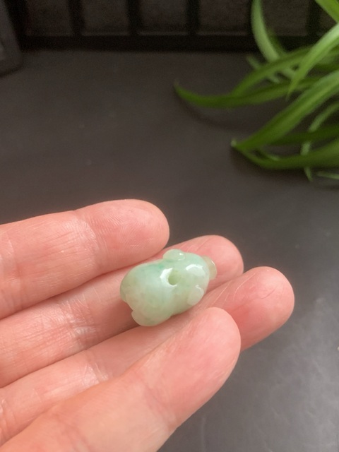 古玩玉器（國慶放漏）幾十年的翡翠雕生肖“豬形墜”拍賣，當前價格2200元