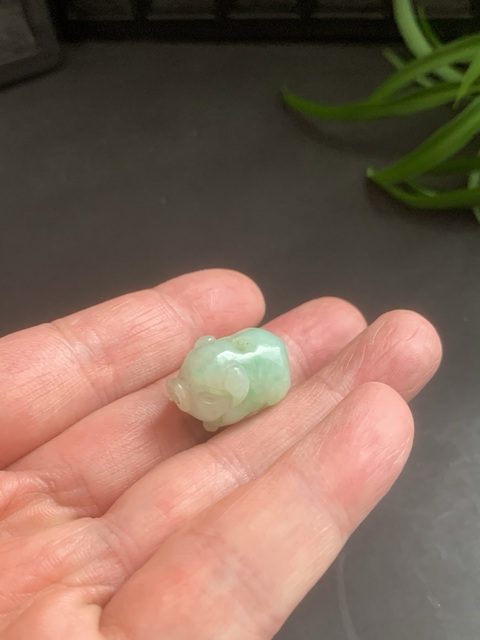 古玩玉器（國慶放漏）幾十年的翡翠雕生肖“豬形墜”拍賣，當前價格2200元