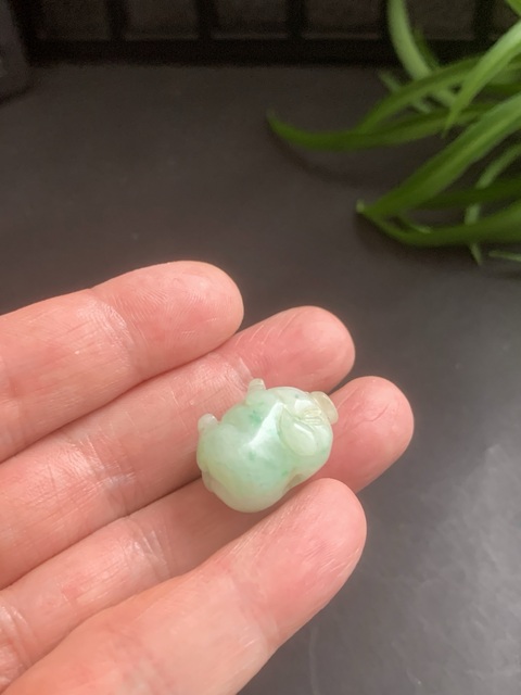 古玩玉器（國慶放漏）幾十年的翡翠雕生肖“豬形墜”拍賣，當前價格2200元