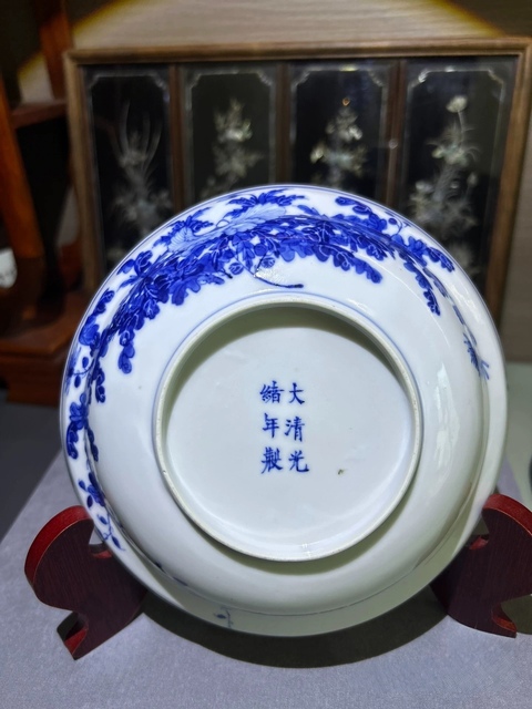 古玩陶瓷青花花卉紋折腰盤真品鑒賞圖