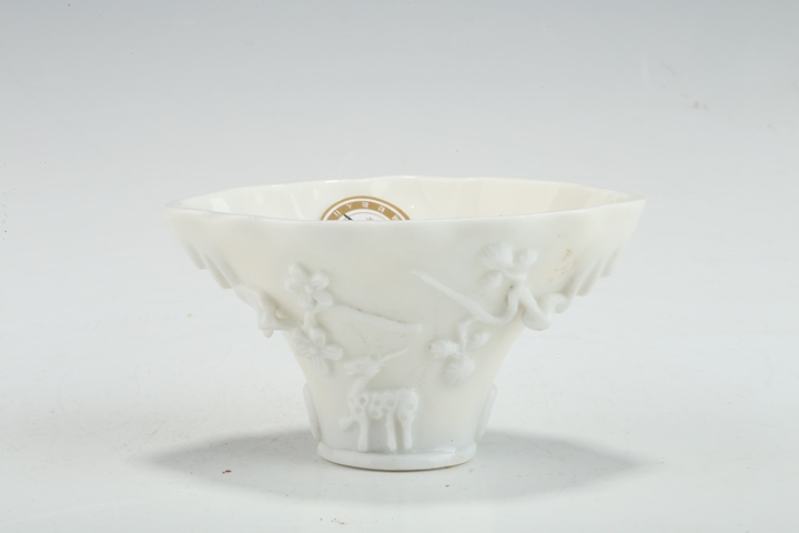 古玩陶瓷清晚·白釉貼塑松鹿龍紋杯真品鑒賞圖