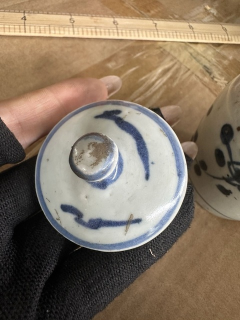古玩陶瓷明末清初 青花花卉紋蓋罐真品鑒賞圖