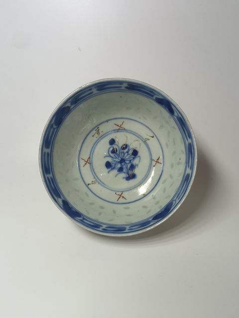 古玩陶瓷清末民初～青花加彩花卉紋玲瓏碗拍賣，當前價格978元