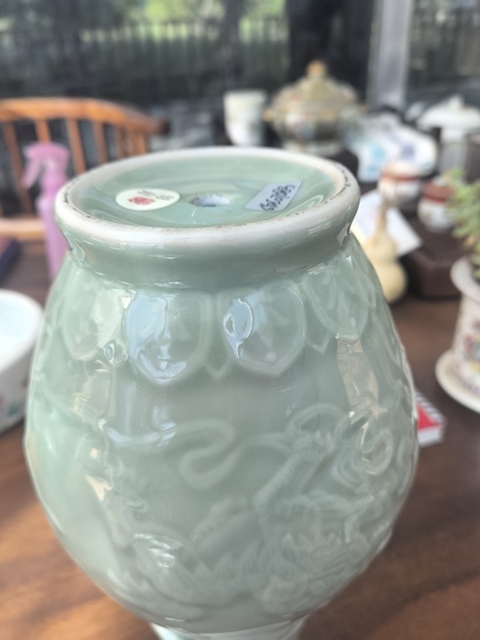 古玩陶瓷青釉印花瓶真品鑒賞圖