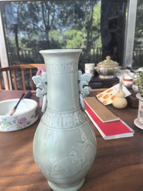 古玩陶瓷青釉印花瓶真品鑒賞圖