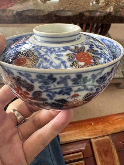 古玩陶瓷日本明治青花礬紅花卉紋蓋碗真品鑒賞圖