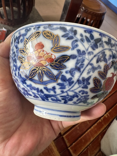 古玩陶瓷日本明治青花礬紅花卉紋蓋碗真品鑒賞圖