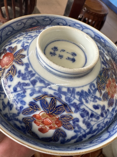 古玩陶瓷日本明治青花礬紅花卉紋蓋碗真品鑒賞圖