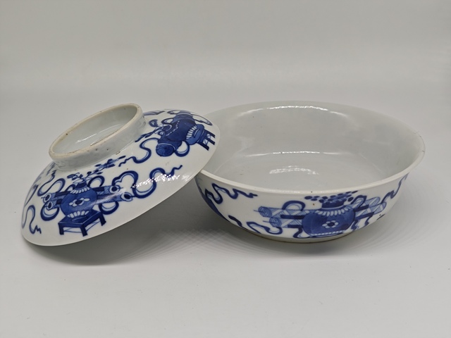 古玩陶瓷青花博古八寶紋蓋碗真品鑒賞圖