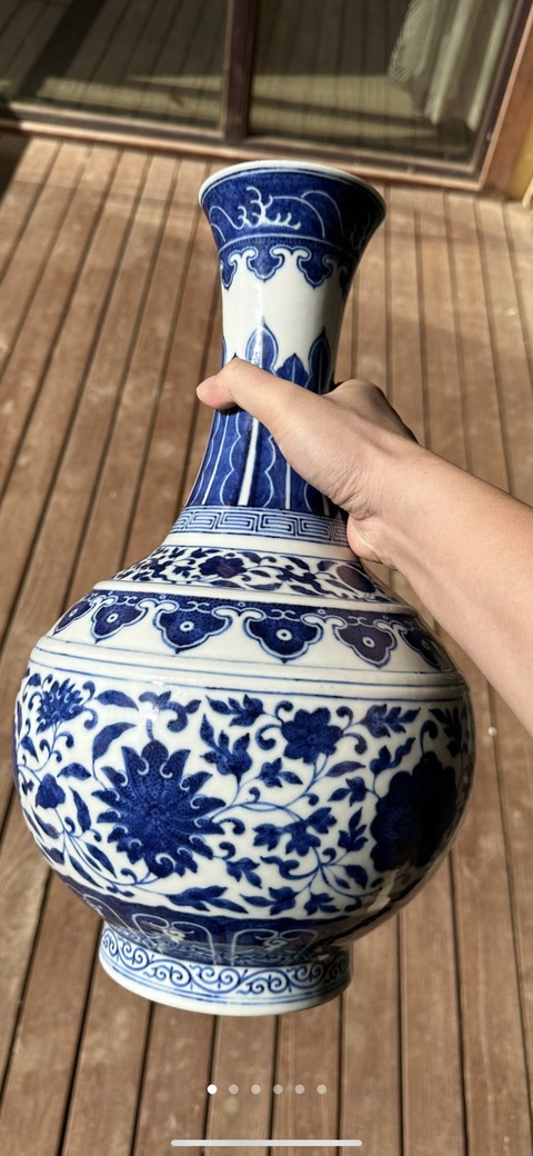 古玩陶瓷青花纏枝花卉紋賞瓶真品鑒賞圖
