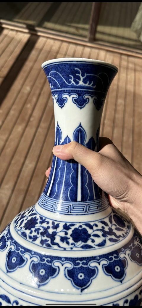 古玩陶瓷青花纏枝花卉紋賞瓶真品鑒賞圖