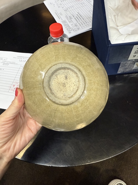 古玩陶瓷龍泉青瓷刻仰蓮紋大碗真品鑒賞圖