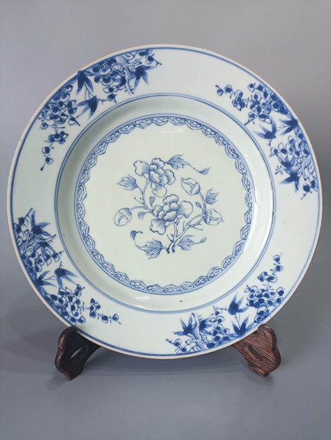 古玩陶瓷青花花卉紋盤真品鑒賞圖