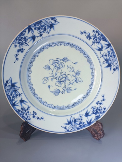 古玩陶瓷青花花卉紋盤真品鑒賞圖