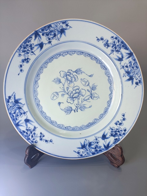 古玩陶瓷青花花卉紋盤真品鑒賞圖