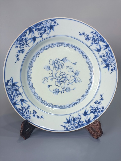 古玩陶瓷青花花卉紋盤真品鑒賞圖