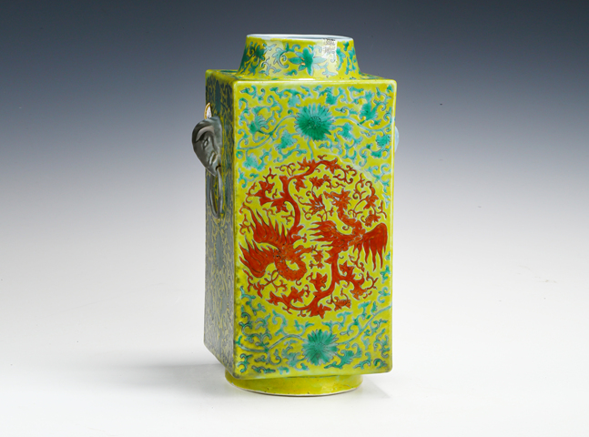 古玩陶瓷清末民初·黃地粉彩夔鳳紋琮式瓶拍賣，當前價格5096元