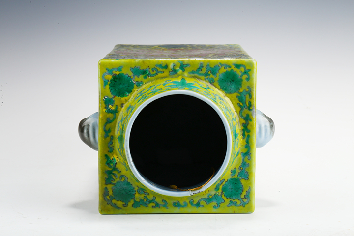 古玩陶瓷清末民初·黃地粉彩夔鳳紋琮式瓶拍賣，當前價格5096元