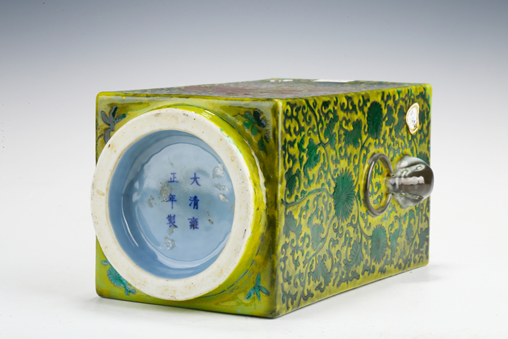 古玩陶瓷清末民初·黃地粉彩夔鳳紋琮式瓶拍賣，當前價格5096元