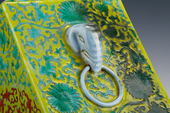 古玩陶瓷清末民初·黃地粉彩夔鳳紋琮式瓶拍賣，當前價格5096元