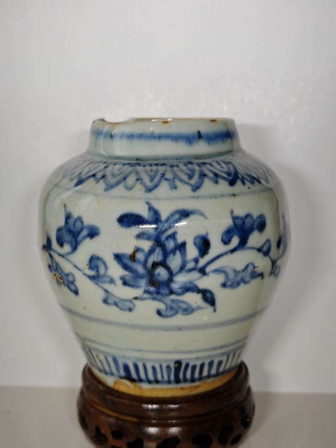 古玩陶瓷青花花卉紋罐真品鑒賞圖