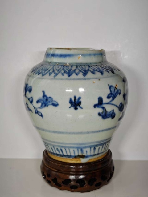 古玩陶瓷青花花卉紋罐真品鑒賞圖