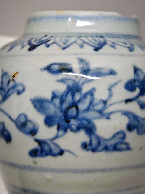 古玩陶瓷青花花卉紋罐真品鑒賞圖