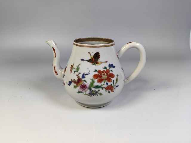 古玩陶瓷清中粉彩蝶戀花茶壺真品鑒賞圖