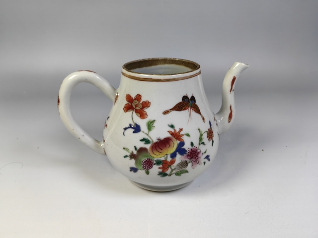 古玩陶瓷清中粉彩蝶戀花茶壺真品鑒賞圖