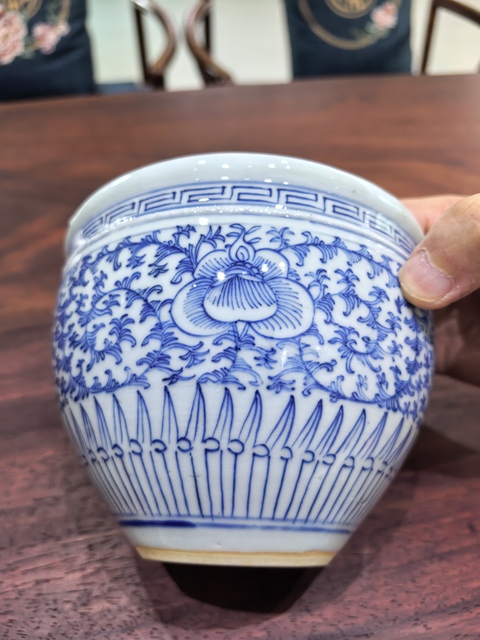 古玩陶瓷青花纏枝花卉紋卷缸真品鑒賞圖