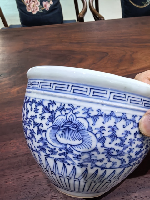 古玩陶瓷青花纏枝花卉紋卷缸真品鑒賞圖