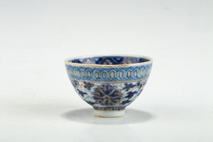 古玩陶瓷清晚·青花加彩纏枝蓮紋雞心杯真品鑒賞圖