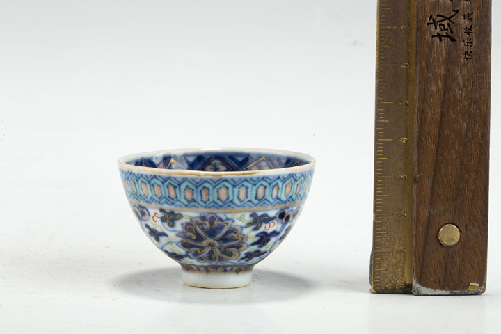 古玩陶瓷清晚·青花加彩纏枝蓮紋雞心杯真品鑒賞圖