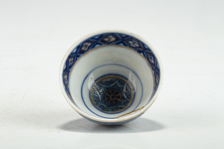 古玩陶瓷清晚·青花加彩纏枝蓮紋雞心杯真品鑒賞圖