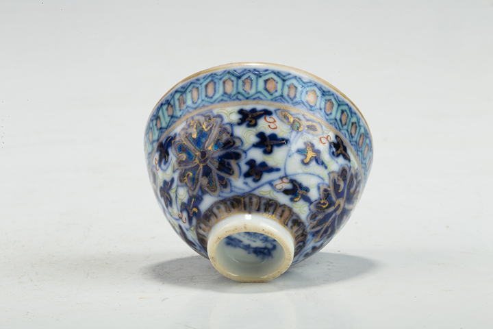 古玩陶瓷清晚·青花加彩纏枝蓮紋雞心杯真品鑒賞圖