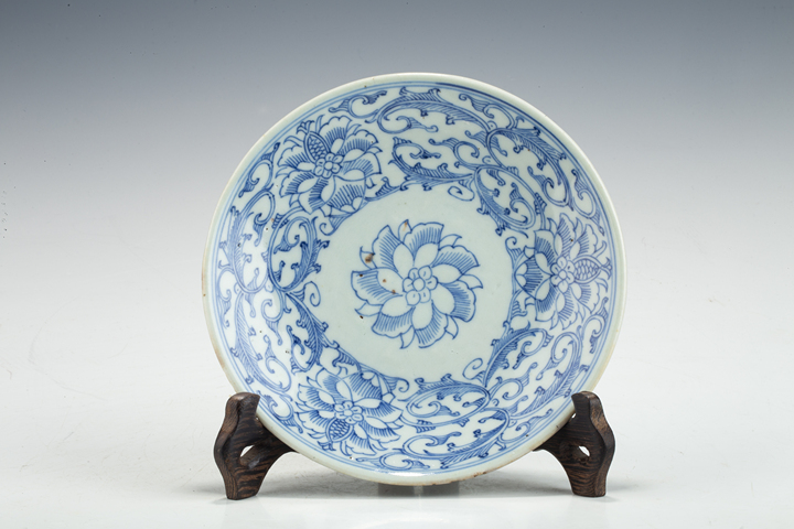 古玩陶瓷清中·青花線描纏枝花卉紋盤
真品鑒賞圖